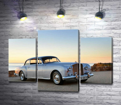 Модульная картина "Серый автомобиль Bentley S2 на фоне морского берега"