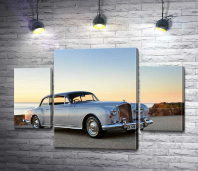 Модульна картина "Сірий автомобіль Bentley S2 на фоні морського берега"