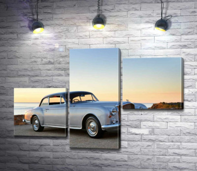 Модульна картина "Сірий автомобіль Bentley S2 на фоні морського берега"