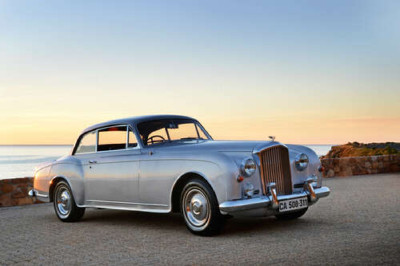 Сірий автомобіль Bentley S2 на фоні морського берега