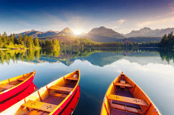 Красные лодки встречают рассвет в прозрачной тишине озера