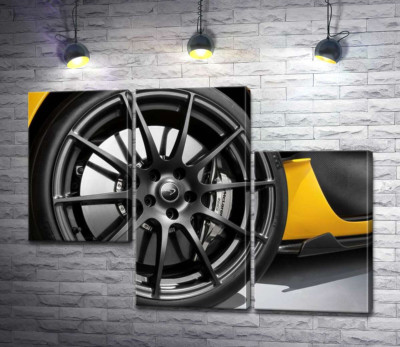 Чорний диск виблискує на колесі спортивного автомобіля McLaren P1