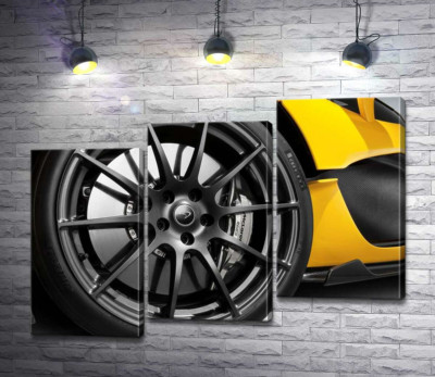 Модульная картина "Черный диск сверкает на колесе спортивного автомобиля McLaren P1"
