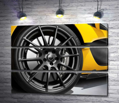 Чорний диск виблискує на колесі спортивного автомобіля McLaren P1