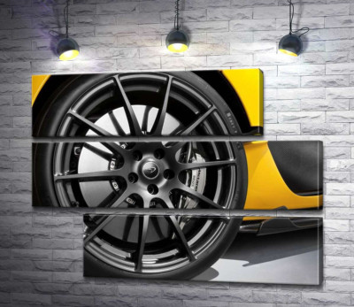 Модульна картина "Чорний диск виблискує на колесі спортивного автомобіля McLaren P1"