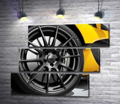 Чорний диск виблискує на колесі спортивного автомобіля McLaren P1