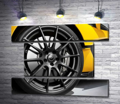 Модульная картина "Черный диск сверкает на колесе спортивного автомобиля McLaren P1"