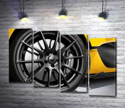 Модульна картина "Чорний диск виблискує на колесі спортивного автомобіля McLaren P1"