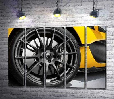 Модульна картина "Чорний диск виблискує на колесі спортивного автомобіля McLaren P1"