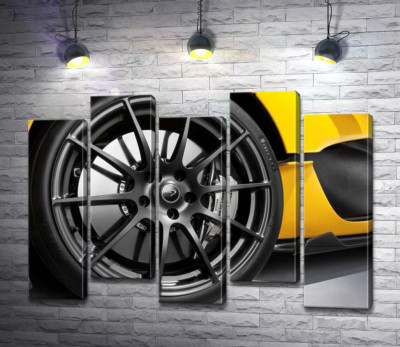 Чорний диск виблискує на колесі спортивного автомобіля McLaren P1