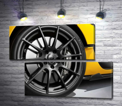 Модульна картина "Чорний диск виблискує на колесі спортивного автомобіля McLaren P1"
