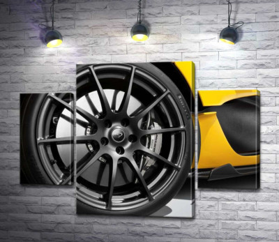 Модульна картина "Чорний диск виблискує на колесі спортивного автомобіля McLaren P1"