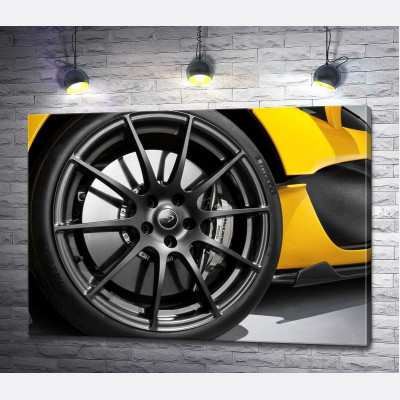 Чорний диск виблискує на колесі спортивного автомобіля McLaren P1