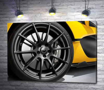 Черный диск сверкает на колесе спортивного автомобиля McLaren P1
