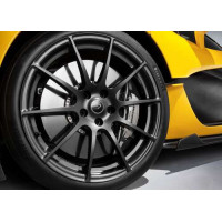 Черный диск сверкает на колесе спортивного автомобиля McLaren P1
