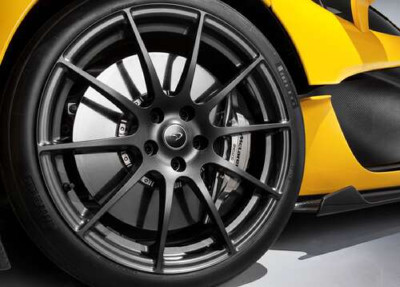 Чорний диск виблискує на колесі спортивного автомобіля McLaren P1