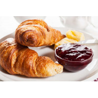 Завтрак по-французски: хрустящие круассаны с нежным маслом и сладким джемом