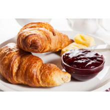 Сніданок по-французьки: хрусткі круасани з ніжним маслом та солодким джемом