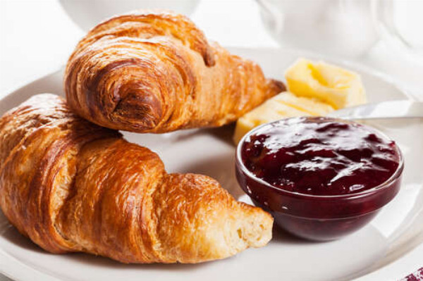 Завтрак по-французски: хрустящие круассаны с нежным маслом и сладким джемом
