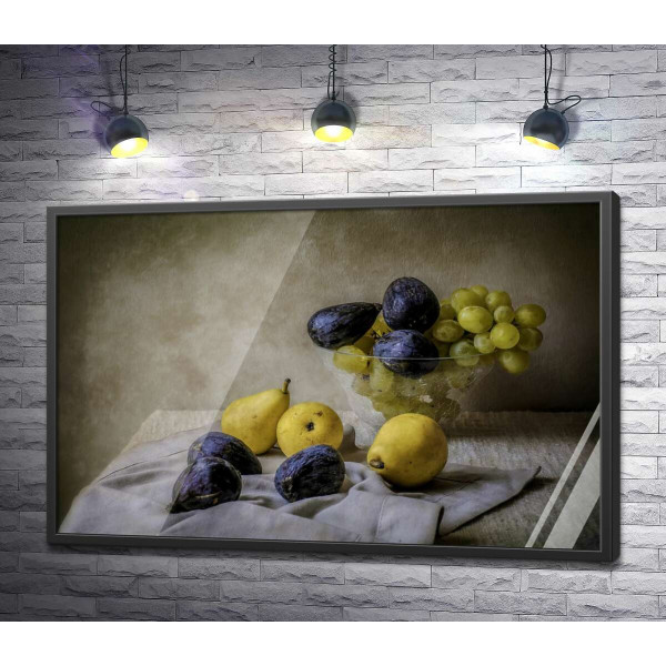 Фруктовий натюрморт із медових груш, хрусткого винограду та м'якого інжиру