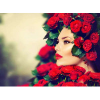 Профиль девушки в украшении горяще-красных роз