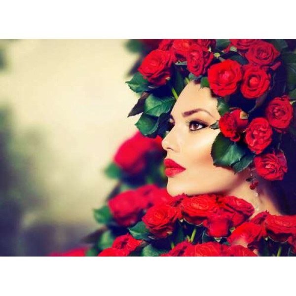 Профіль дівчини в оздобленні палаюче-червоних троянд