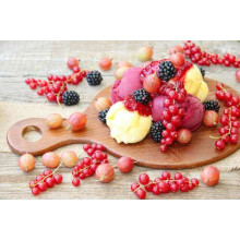 Сладкие шарики ванильного и малинового мороженого с легкой кислинкой ягод