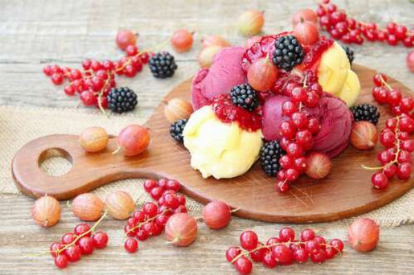 Сладкие шарики ванильного и малинового мороженого с легкой кислинкой ягод