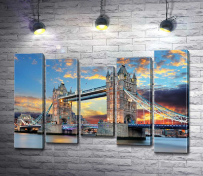 Готичні башти Тауерського мосту (Tower Bridge)