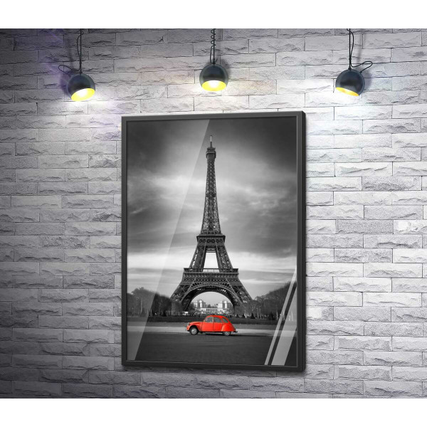 Серый Париж и яркий ретро автомобиль