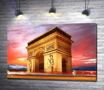 Величие Триумфальной арки (Arc de Triomphe de l'Étoile) в Париже