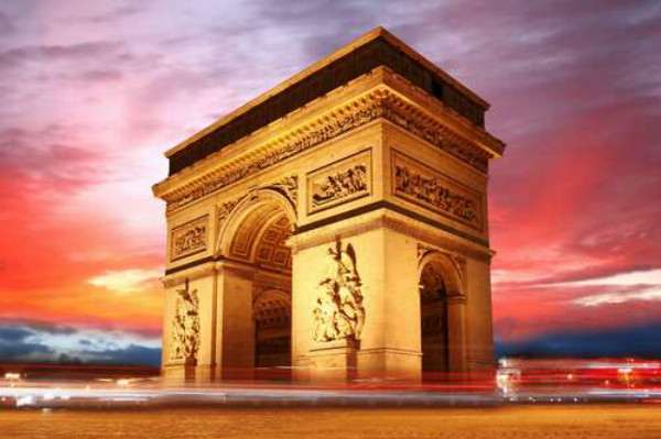 Величие Триумфальной арки (Arc de Triomphe de l'Étoile) в Париже