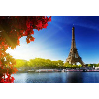 Эйфелева башня (Eiffel tower) возвышается за Сеной