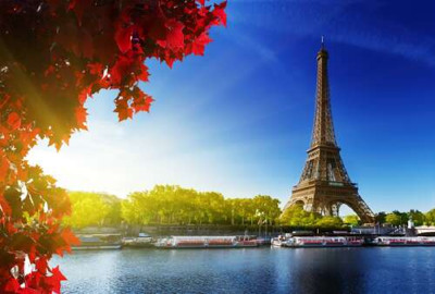 Ейфелева вежа (Eiffel tower) височіє за Сеною