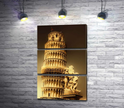 Пизанская башня (Pisa tower) виднеется из-за фонтана Путти (Fontana dei Putti)