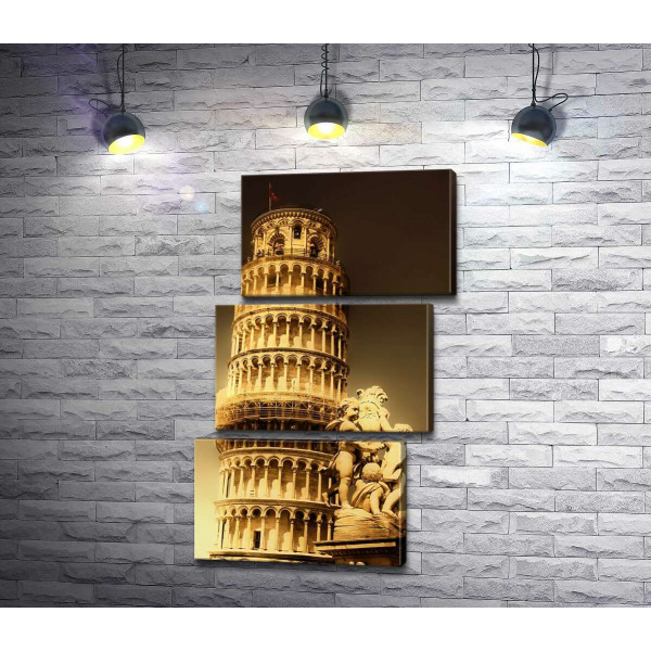 Пизанская башня (Pisa tower) виднеется из-за фонтана Путти (Fontana dei Putti)