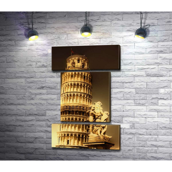 Пизанская башня (Pisa tower) виднеется из-за фонтана Путти (Fontana dei Putti)