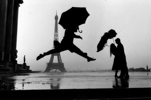 Силуэты под дождем Парижа