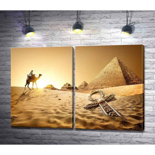 Символ життя - анх в пісках пустелі на фоні єгипетських пірамід 