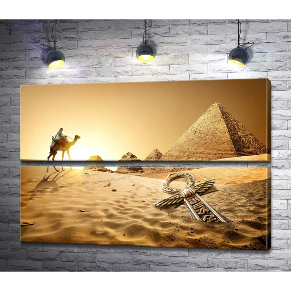 Символ жизни - анх в песках пустыни на фоне египетских пирамид