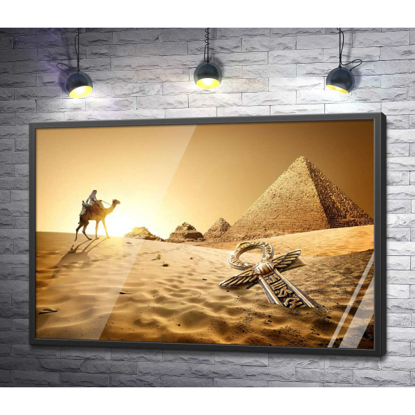 Символ жизни - анх в песках пустыни на фоне египетских пирамид