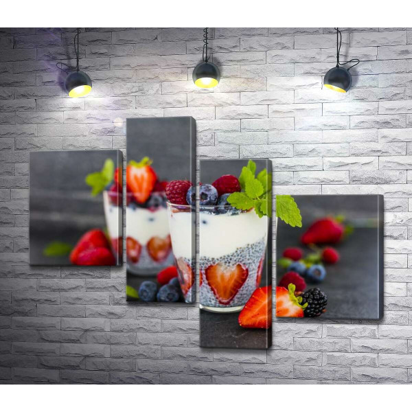 Смачний чіа-пудинг та ягодами в прозорих склянках