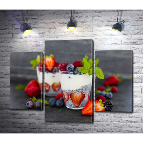 Вкусный чиа-пудинг с ягодами в прозрачных стаканах