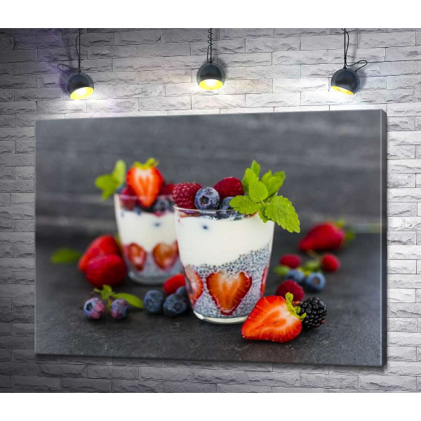 Смачний чіа-пудинг та ягодами в прозорих склянках