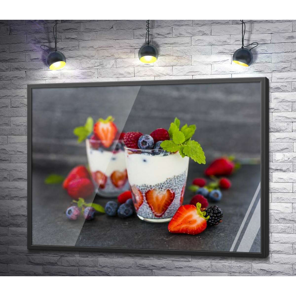 Вкусный чиа-пудинг с ягодами в прозрачных стаканах