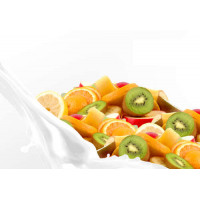 Молочна хвиля покриває скибки фруктів