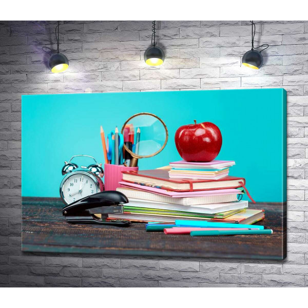Натюрморт школяра: зошити, фломастери, годинник, степлер та яблуко