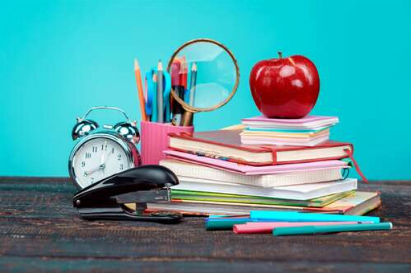 Натюрморт школьника: тетради, фломастеры, часы, степлер и яблоко