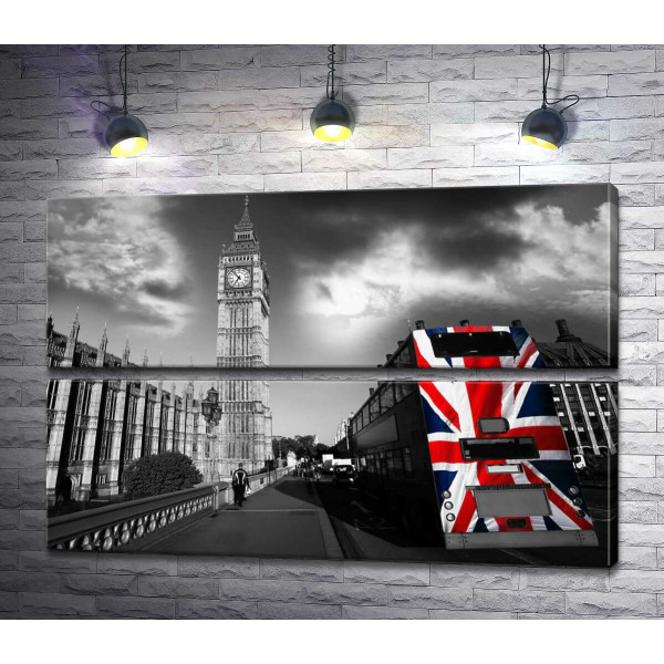 Яркий флаг в пасмурной атмосфере британской столицы
