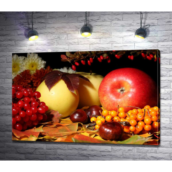 Осенний натюрморт: яблоки, калина, облепиха и каштаны на желтых листьях